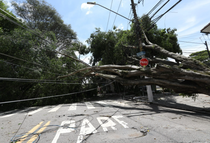 Chuva intensa na Grande SP afetou o fornecimento de energia para 2,1 milhões de clientes da Enel, informa a empresa; 1,6 milhão seguem sem luz